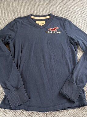 Hollister Men's Dark Blue V-Neck Sweater with Red Logo